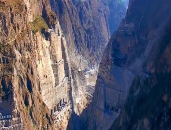 為建烏東德水電站，在峽谷底部挖90米深洞穴，用來干嘛的？