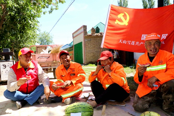 國網伊犁供電公司電網與環衛同行迎“七一”