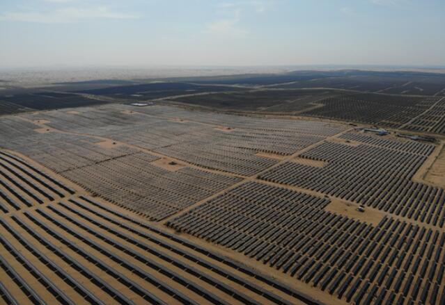 全國最大沙漠集中式光伏發電基地在庫布其沙漠建成