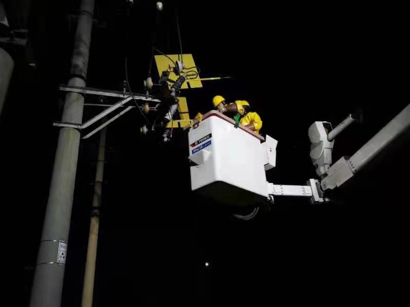 烏海電業局配電帶電作業中心：堅守帶電作業一線 守護冬季用電平安