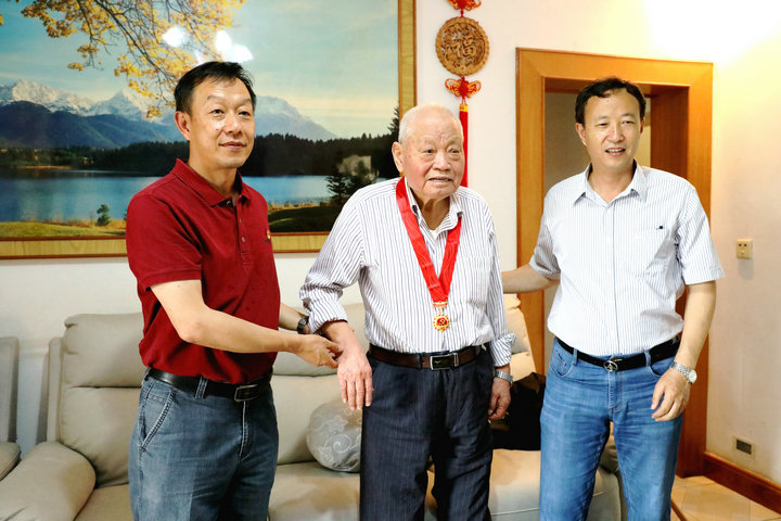 云南開遠公司為老黨員頒發“光榮在黨50年”紀念章