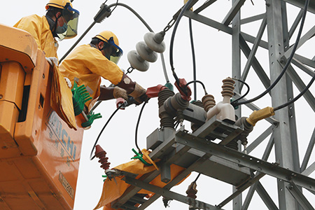 連云港東海縣供電公司帶電作業班及時排除用電故障