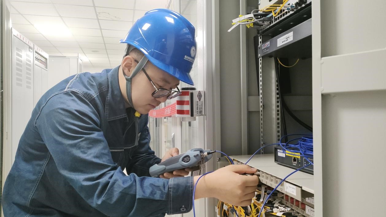 錫林郭勒超高壓供電公司運行監控處保障500千伏白騰一線光纜切改工作順利進行