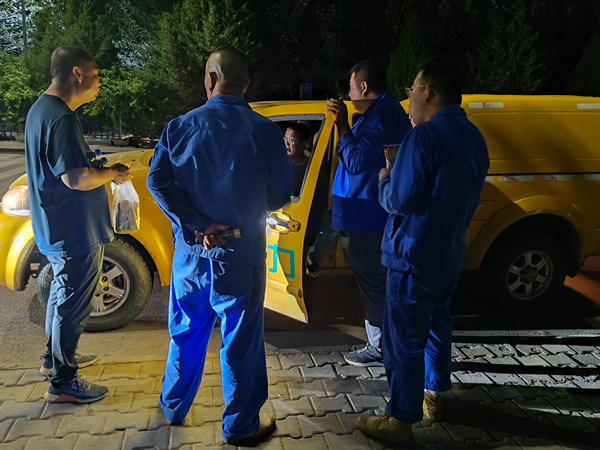 烏海市千里山供電公司千鋼供電所黑夜中的孤勇者，背抵黑暗守護光明