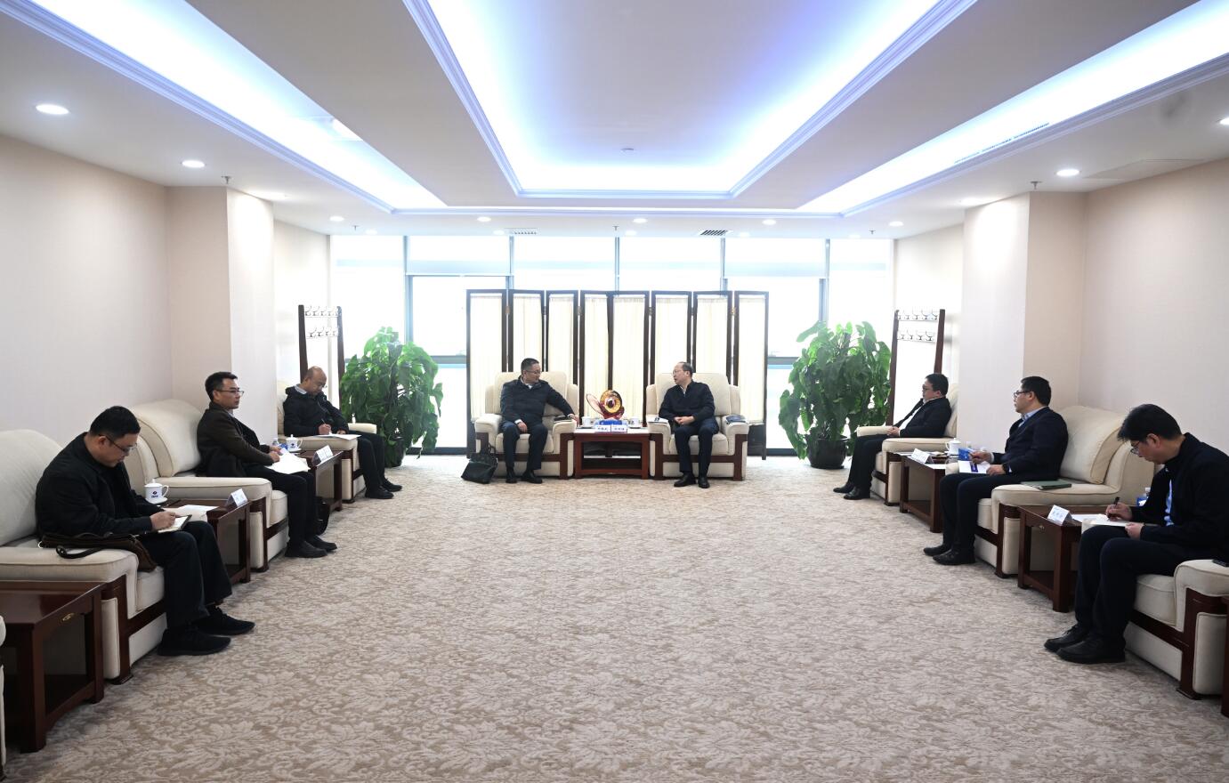 中國電建黨委常委、副總經(jīng)理徐鵬程與西藏開發(fā)投資集團黨委書記、董事長祁騰武會談