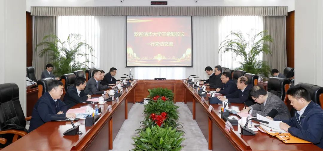 顧軍與清華大學(xué)黨委副書記、校長(zhǎng)王希勤會(huì)談