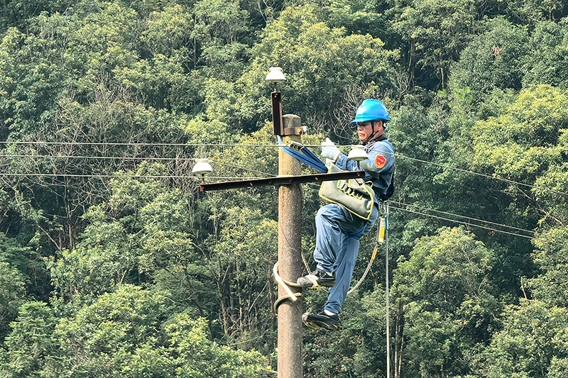 廣西恭城供電部門戰高溫除隱患 保群眾清涼度夏