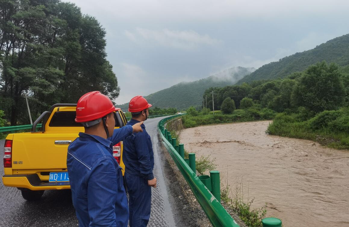 國網旬邑縣供電公司不畏艱險，逆行洪水保供電