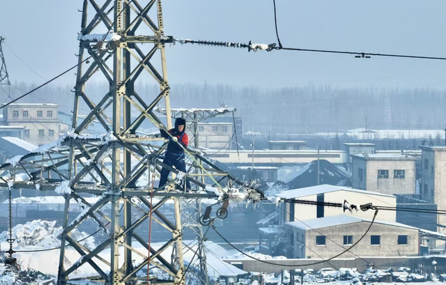 新疆阿克蘇地區首次帶電作業清除輸電線路積雪