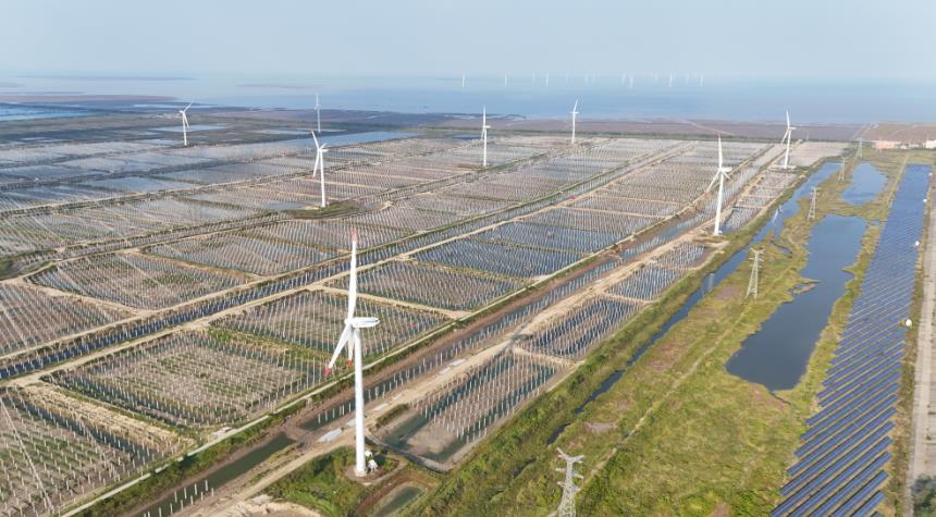 江蘇東臺漁光互補項目光伏區首批發電單元成功并網發電