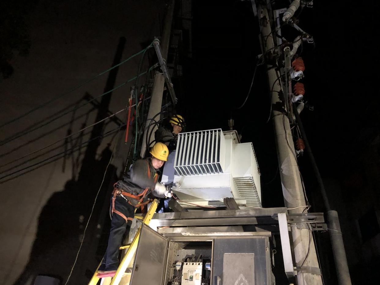 國網雙牌縣供電公司奮戰搶修 只為萬家燈火明
